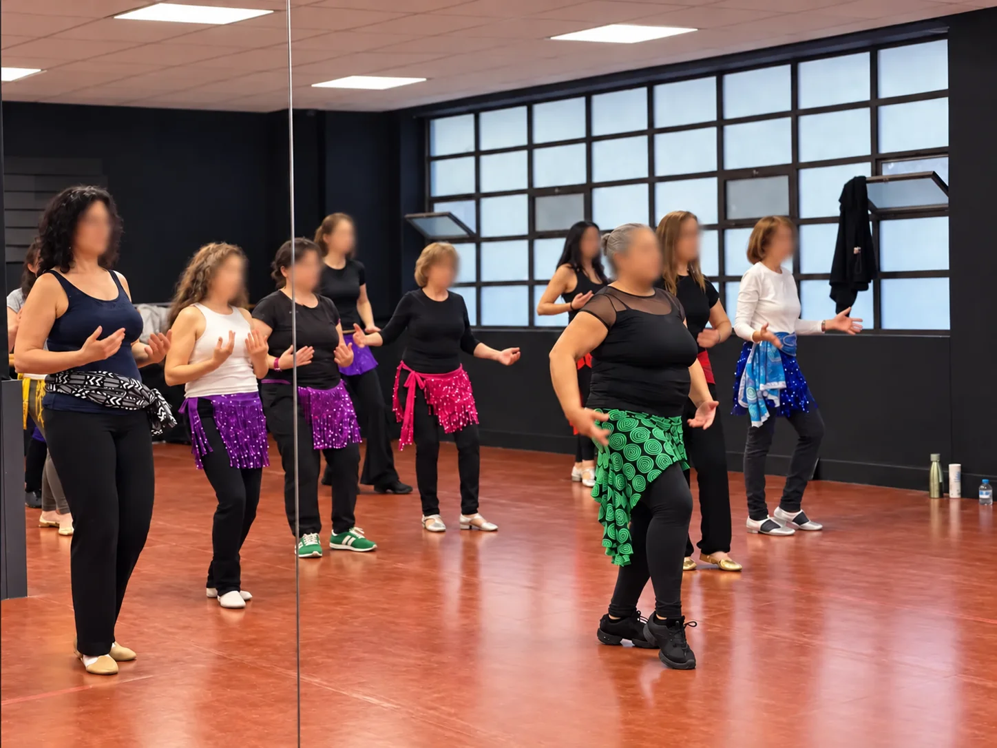Clase de danza con pañuelos brillantes