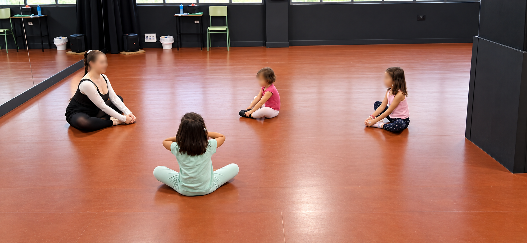 Clase de danza en un estudio luminoso