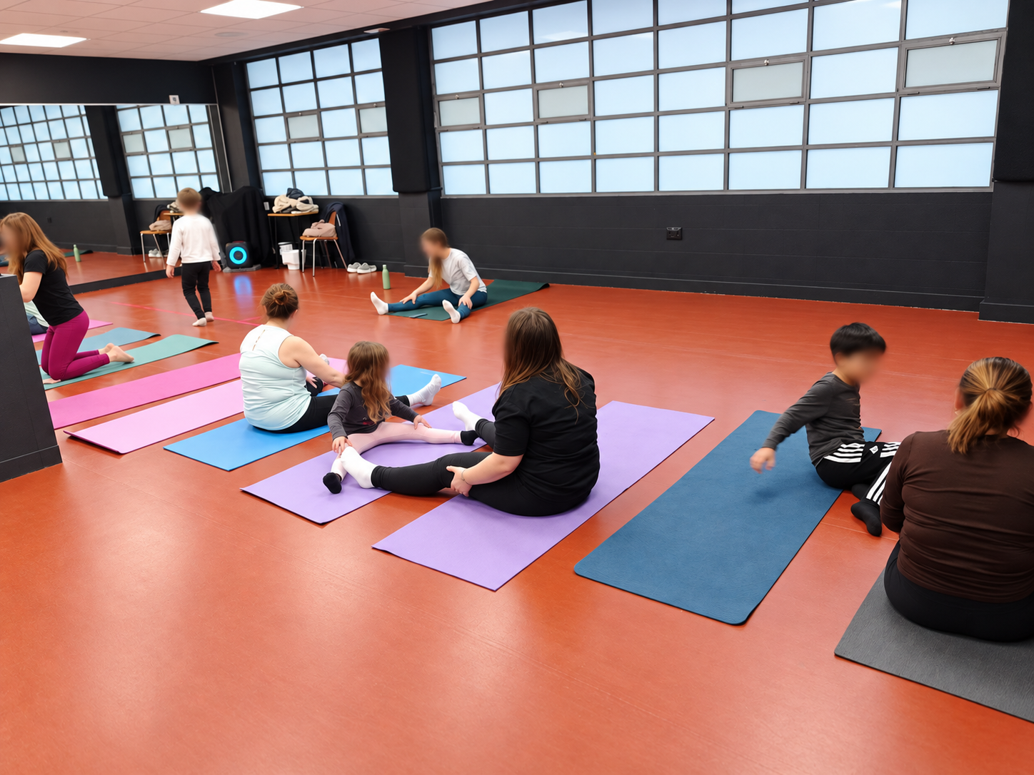 Clase de estiramientos en un estudio luminoso